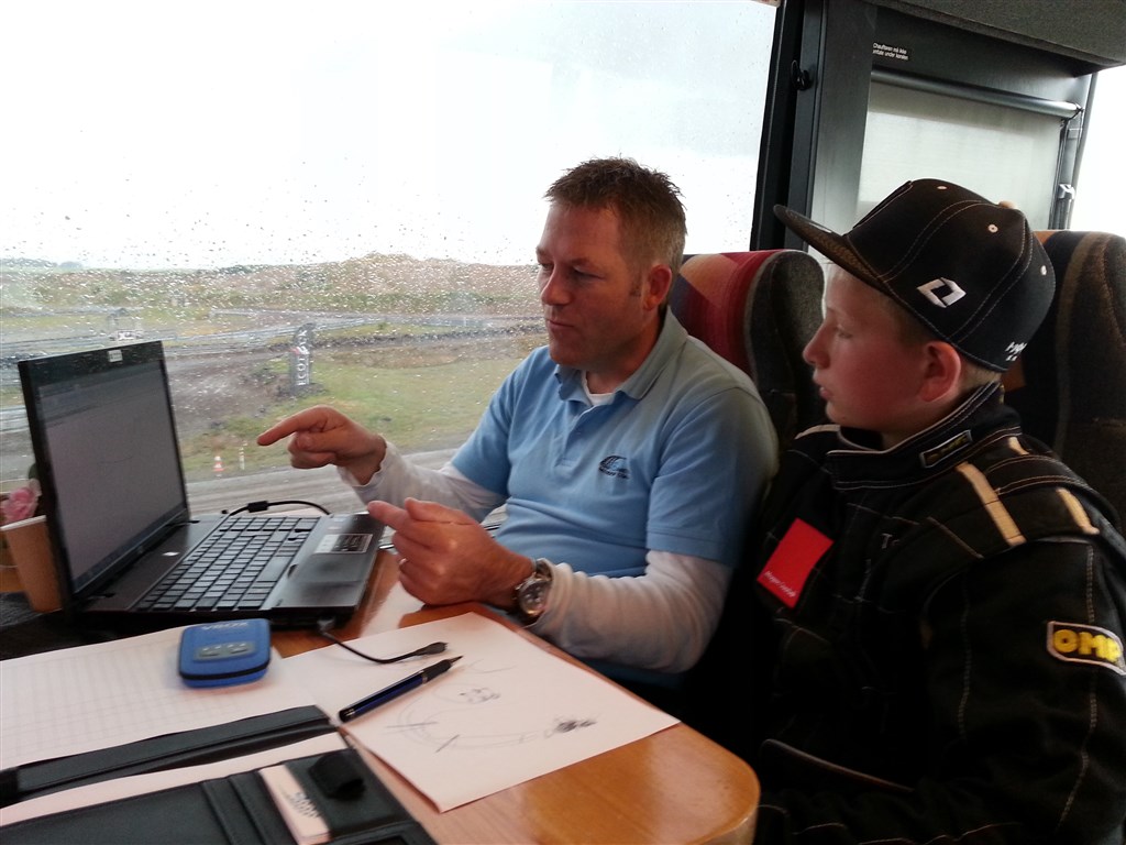 Tommy & Tobias analyserer træningspas i teamets bus
(Foto: Dennis Munch)